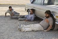 Hangover – Ihr Freund Doug heiratet! Also gibt es nur eine logische Konsequenz für seine beiden Freunde, Stu (Ed Helms, l.) und Phil (Bradley Cooper, M.) und den leicht trotteligen Bruder der Braut, Alan (Zach Galifianakis, r.): Sie planen einen Junggesellenabschied in Las Vegas, der allerdings ganz anders endet als geplant ...