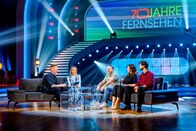 70 Jahre Fernsehen – v.li.: Andi Knoll, Fanny Stapf, Robert Palfrader, Barbara Karlich, Aaron Karl.