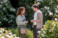 Sturm der Liebe – Kilian (Anthony Paul, r.) schmiedet mit Fanny (Johanna Graen, l.) einen Plan, um Larissa auf den Zahn zu fühlen.