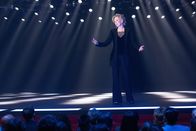 Hacks – Während Deborahs (Jean Smart) Auftritt wird die Show von einem dramatischen Zwischenfall unterbrochen.