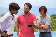 Deadly Tropics – Auf der Spur nach den Hintergründen dieses schrecklichen Anschlags befragen Sainte-Rose (Sonia Rolland, l.) und Crivelli (Béatrice de la Boulaye, r.) den Hausbesitzer Sébastien Neveu (Guillaume de Quengo, M.). Er hat den Ermittlerinnen etwas Interessantes zu zeigen.