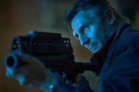Blacklight – Wenn nötig, greift Travis Block (Liam Neeson) auch zu großen Waffen, um das Leben jener zu schützen, die ihm anvertraut wurden.
