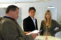 Die Rosenheim-Cops – Kommissar Hofer (Joseph Hannesschläger, l.) und sein Kollege Voß (Robert Lohr) die Ehefrau des Verschwundenen, Marlene Buchner (Janina Kim Riedle), aber die kann sich auch nicht erklären, wo ihr Mann sein könnte.