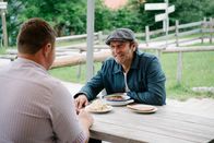 Der Schmidt Max auf der Suche – Von links: Benedikt Sachenbacher und der Schmidt Max.