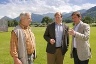 Die Rosenheim-Cops – Platzwart Egelseer (Josef Thalmaier, l.), der die Leiche gefunden hat, macht die Cops Lind (Tom Mikulla, r.) und Hartl (Michael A. Grimm, m.) auf eine heiße Spur aufmerksam.