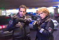 Notruf Hafenkante – Claudia (Janette Rauch, r.) und Tarik (Serhat Cokgezen, l.) haben den gesuchten Unfallwagen in einer Tiefgarage gefunden und sichern das Fahrzeug.