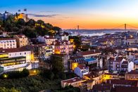 planet schule: Big Cities – Die Stadt Lissabon geht ihren eigenen Weg, um traditionelle Stadtviertel zu bewahren, in denen sich die alteingesessene Bevölkerung immer schwerer behaupten kann. Sie hat das Modell des "Bürgerhaushalts" entwickelt, bei dem die Bürgerinnen und Bürger dem Stadtrat Projekte vorschlagen können, die mit Hilfe des öffentlichen Etats verwirklicht werden. So haben die Bewohnerinnen und Bewohner des alten Stadtteils Mouraria zahlreiche soziale und kulturelle Projekte ins Leben gerufen, um ihr Viertel neu zu gestalten. Sie haben eine Zeitschrift gegründet, in der über wichtige lokale Ereignisse berichtet wird. Mit einem Fado-Wettbewerb wollen sie die Fado-Musik nach Mouraria zurückholen, wo sie einst lebendig war.