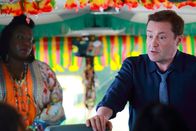 Death in Paradise – DI Jack Mooney (Ardal O'Hanlon) befragt die Fahrgäste von Butterfly Brown (Chizzy Akudolu).