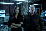 The Capture – The Capture Staffel 1 Folge 8 Manipulieren die Wirklichkeit zu ihren Gunsten: Framke Janssen als Jessica Mallory, Ron Perlman als Frank Napier