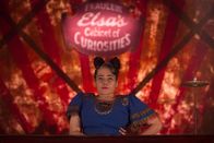 American Horror Story – Dandy ist sich sicher, dass Suzi (Rose Siggins) und die anderen Freaks einfach nicht mehr interessant genug sind und darum keine Gäste mehr kommen. Doch mit seinen Änderungsvorschlägen sind die Freaks ganz und gar nicht einverstanden ...