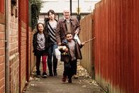 Ich, Daniel Blake – Ich, Daniel Blake Helfende Hand: Briana Shann als Daisy, Hayley Squires als Katie, Dave Johns als Daniel Blake, Dylan McKiernan als Dylan Copyright: SRF/Prokino Filmverleih