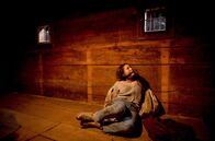 Sturm der Liebe – Valentina (Aylin Ravanyar) weint entmutigt.