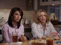Desperate Housewives – Einem Geheimnis auf der Spur: Gabrielle (Eva Longoria, l.) und Lynette (Felicity Huffman, r.) ...