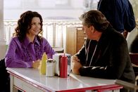 Gilmore Girls – Lauren Graham (Lorelai Gilmore), Edward Herrmann (Richard Gilmore).