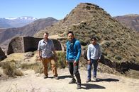 Spuren verlorener Städte mit Albert Lin – Cusco, Peru - Thomas Hardy, Albert Lin und Adan Choqque Arce in Wat'a in Peru.