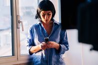 neoriginal: Survivors – Alex (Sophie Pfennigstorf) erhält eine überraschende Nachricht auf ihrem Handy. Hat sie irgendetwas zu verbergen?