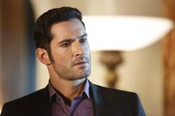 Lucifer – Noch ahnt Lucifer (Tom Ellis) nicht, dass sein Versuch, Chloe mit einem heimlich organisierten Mädelsabend aufzumuntern, nicht ganz so gut ankommen wird ...