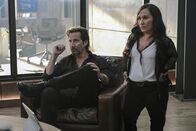 MacGyver – Russ Taylor (Henry Ian Cusick, l.); Matty Webber (Meredith Eaton, r.)