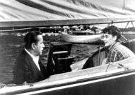 Sabrina – Um sie von seinem Bruder David fernzuhalten, überwindet sich der eingefleischte Junggeselle Linus (Humphrey Bogart) und geht mit der lebenslustigen Sabrina (Audrey Hepburn) segeln.