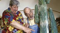 Löwenzahn Classics – Gelbe Flecken auf dem Kaktus. Nachbar Paschulke (Helmut Krauss, l.) und Peter Lustig (Peter Lustig, r.) sind erschrocken. Was der Pflanze wohl fehlt?