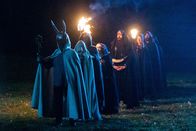 Agatha Raisin – Nun steht eine heidnische Sekte, die häufig Rituale auf dem Grundstück des Mordopfers abhält, im Fokus der Ermittlungen. Kurz nach dem Mord trifft sich die Gruppe wieder - zum Saturnalien-Fest.