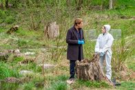 Der Alte – Dr. Luisa Geiger (Sidonie von Krosigk) versorgt Caspar Bergmann (Thomas Heinze) mit ersten Erkenntnissen zu der Getöteten.