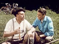 Immer die Radfahrer – Fritz Eilers (Heinz Erhardt, li.) und Sohn Robby (Peter Kraus).