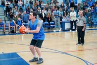Modern Family – Phil (Ty Burrell) hat ein Jahr lang hart trainiert. Nun ist endlich seine Chance gekommen, sein Versagen beim letztjährigen Wohltätigkeitsbasketballturnier wettzumachen. Der Druck ist groß.