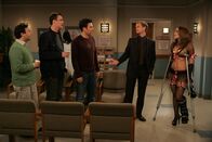 How I Met Your Mother – Junggesellenparty mal ganz anders: Ted (Josh Radnor, M.), Marshall (Jason Segel, 2.v.r.), Barney (Neil Patrick Harris, 2.v.l.), Stuart (Matt Boren, r.) und Treasure (Erin Cardillo, l.) ...