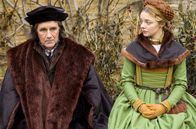 Wolf Hall – Thomas Cromwell (Mark Rylance) spricht mit seiner Tochter Jenneke (Ellie de Lange) über eine wichtige Entscheidung.