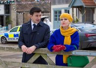 Agatha Raisin – Bill Wong (Matt McCooey) möchte als Polizist nicht weiter in Konkurrenz mit Agatha Raisin (Ashley Jensen) stehen und schlägt eine Kooperation vor.