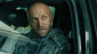 Box 21 – Der Auftragsmörder Jochum Lang (Joakim Sällquist) gerät in eine Fahrzeugkontrolle. Wird er mit der Polizei kooperieren?