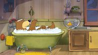 Unser Sandmännchen – Pottwal feuert Dr. Brumm an, weiter in der Badewanne zu trainieren, um nicht einzuschlafen.