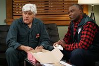 Last Man Standing – Joe (Jay Leno, l.); Chuck (Jonathan Adams, r.)