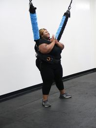 Durch dick und dünn – Ashley learn how to do a bungee workout.