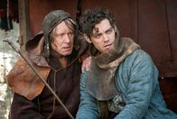 Der Medicus – Rob (Tom Payne, re.) bemerkt, dass sein väterlicher Freund, der Bader (Stellan Skarsgård), allmählich sein Augenlicht verliert.