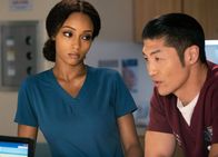 Chicago Med – Chicago Med Offenes Geheimnis - Brother's Keeper Staffel 2, Episode 4 Besprechen eine Diagnose: Yaya DaCosta als April Sexton, Oliver Platt als Dr. Daniel Charles
