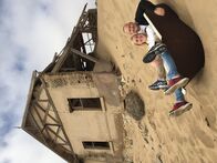 Verrückt nach Meer – Die Reiseleiter Bernd und Caro machen einen Ausflug in die ehemalige Diamantenstadt und jetzige Geisterstadt Kolmanskop oder Kolmannskuppe in Namibia. Sie schauen sich in den verlassenen ehemaligen herrschaftlichen Häusern um und haben auch dort ihren Spaß.