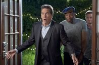 Hart of Dixie – Brick (Tim Matheson, l.) kann es nicht glauben, es scheinen alle seinen Geburtstag vergessen zu haben. Oder haben Lavon (Cress Williams, r.) und die anderen Dorfbewohner möglicherweise doch etwas geplant?; Brick (Tim Matheson, l.) kann es nicht glauben, es scheinen alle seinen Geburtstag vergessen zu haben. Oder haben Lavon (Cress Williams, r.) und die anderen Dorfbewohner möglicherweise doch etwas geplant?