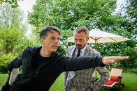 Sturm der Liebe – Erik (Sven Waasner, r.) fühlt sich von Robert (Lorenzo Patané, l.) verraten und ist nicht zur Versöhnung bereit.