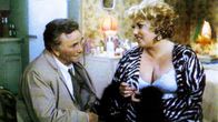 Columbo – Lt. Columbo (Peter Falk) ermittelt "undercover". Dafür macht er sich sogar an die alkoholsüchtige Dorothea McNally (Tyne Daly) heran, die im Verdacht steht, vor sieben Jahren in einen Banküberfall verwickelt gewesen zu sein.