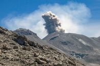 Magische Anden – Der Sabancaya mit seinen 5.976 Metern Höhe ist einer der aktivsten Vulkane Perus.