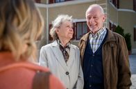 Sturm der Liebe – Alfons (Sepp Schauer, r.) und Hildegard (Antje Hagen, M.) freuen sich mit Josie (Lena Conzendorf, l.) auf ihre Präsentation und hoffen, dass die Feier ein Erfolg wird.