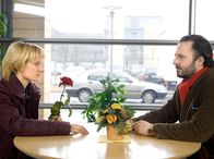 In aller Freundschaft – Der bisher überlegene "Ratgeber" Niels van Gusten (Robert Schupp) braucht jetzt selbst Rat und neuen Lebensmut. Lisa (Jennipher Antoni) ist bereit, mit Niels diesen Weg gemeinsam zu gehen.