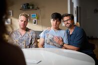 neoriginal: Like a Loser – Der Moment der Wahrheit: Ernst (Diyar Ilhan, M.) sitzt zwischen Julian (Ben Münchow, l.) und Guideon (Tom Beck, r.), die nervös auf das Ergebnis des Vaterschaftstests warten.