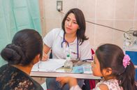 GEO Reportage – Natalia ist Medizinerin, kann sich nicht zur Kinderkardiologin weiterbilden, da es diese Spezialisierung in Bolivien nicht gibt.