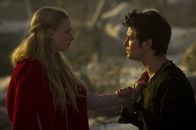 Red Riding Hood - Unter dem Wolfsmond – Valerie (Amanda Seyfried, l.); Peter (Shiloh Fernandez, r.)