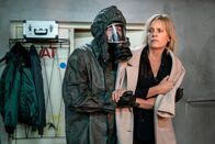 SOKO Leipzig – Ina Zimmermann (Melanie Marschke, r.) wird schon wieder von dem Mann mit der Gasmaske (Martin Lindow) festgehalten. Was hat er mit Ina vor?