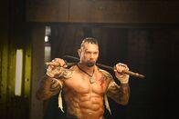 Kickboxer: Die Vergeltung – Thaiboxer Tong Po (Dave Bautista) gilt als unschlagbare Legende, doch nachdem er bei einem Kampf seinen Gegner ermordet hat, sinnt dessen Bruder auf Rache ...