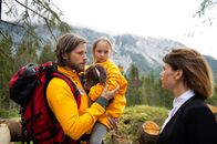 Die Bergretter – Markus Kofler (Sebastian Ströbel, l.) hofft bei der Suche nach Simon Junker auf die Hilfe von dessen Frau Karin (Gisa Zach, r.) und der kleinen Martha (Tamara-Laura Graser, M.).